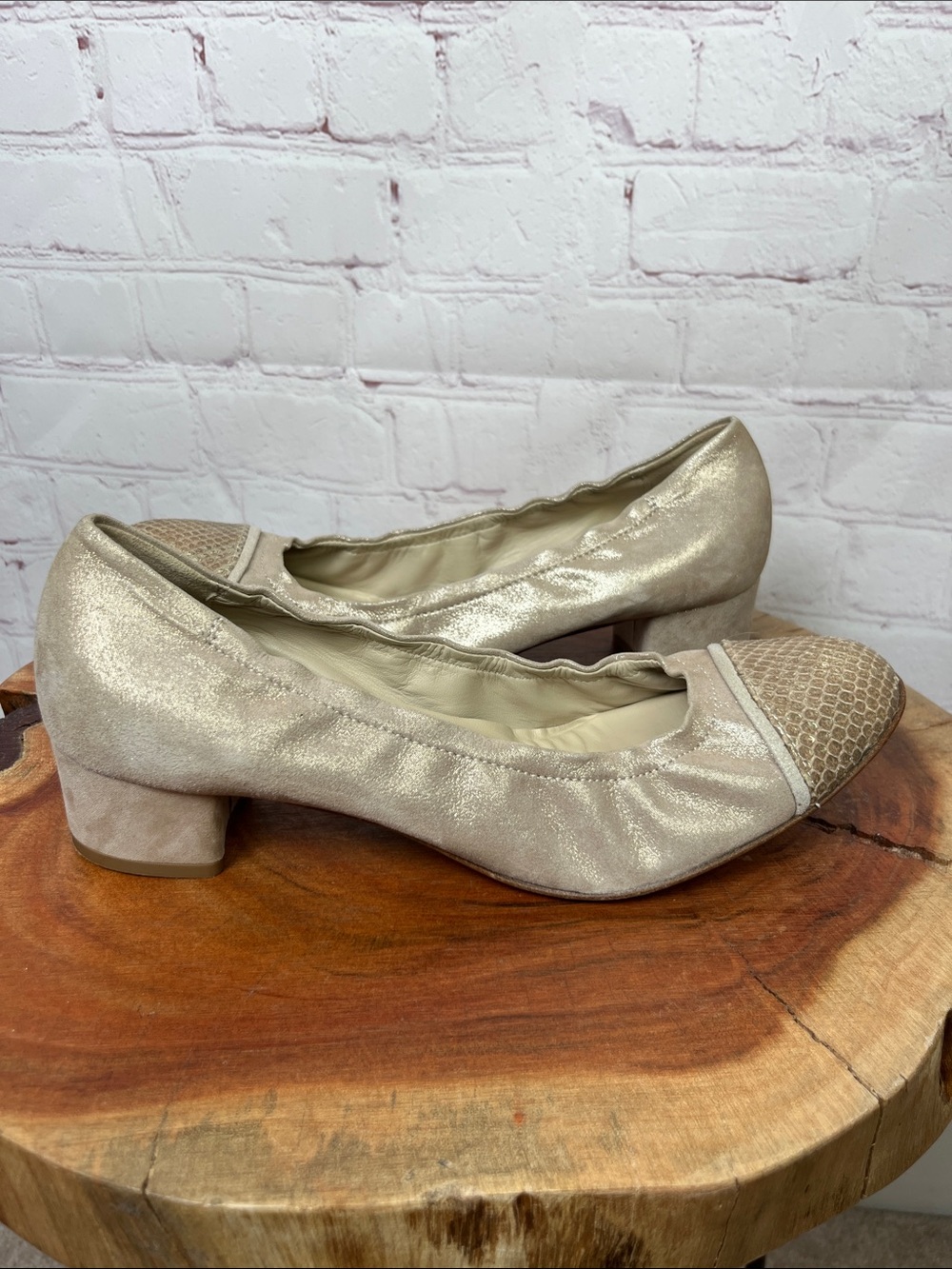 AGL Attilio Giusti Leombruni Gold Metallic Leather Scrunch Fit Pumps